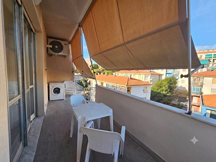 Appartamento trilocale in affitto in Piazzale Luigi Moroni, Oltreletimbro Santa Rita, Savona