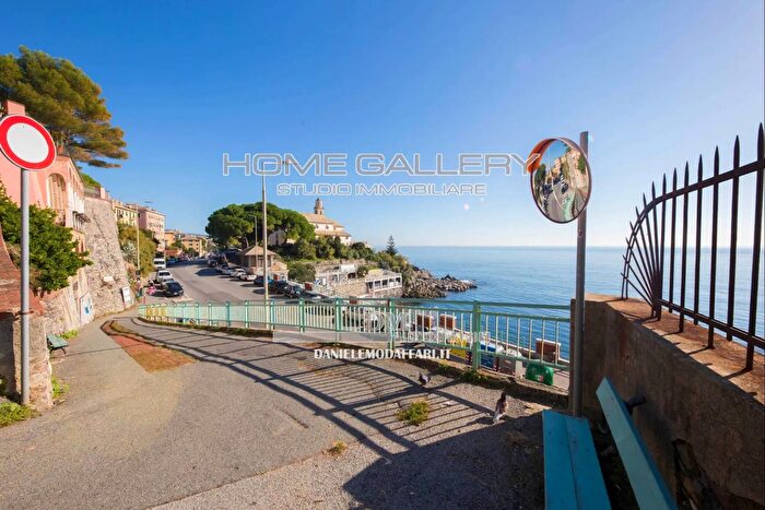 Appartamento con 6 locali in vendita in Via Quinto, Genova