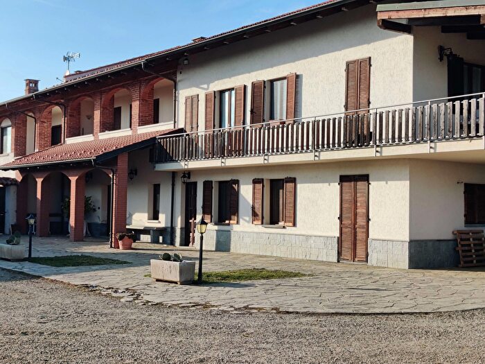 Casa con 9 locali in vendita in Via Macello, Cavour