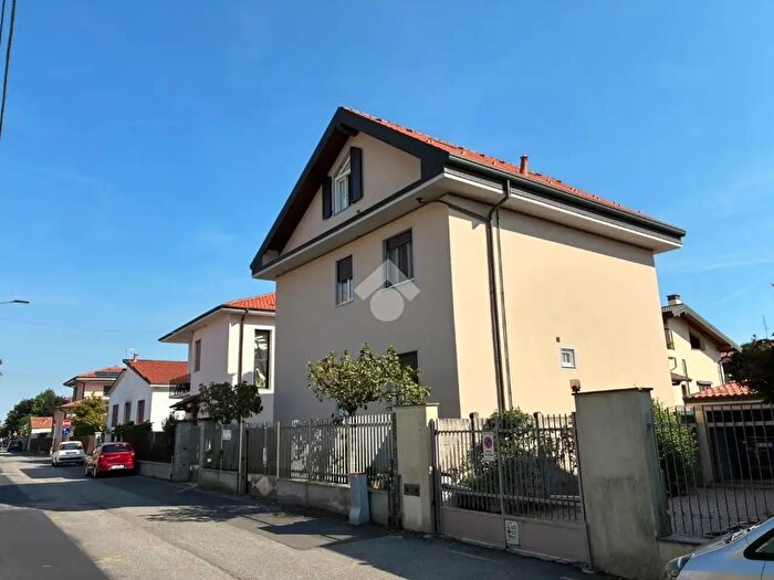 Casa con 7 locali in vendita in Via Archimede, Corbetta