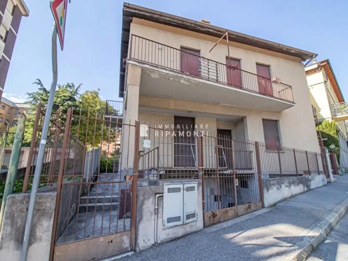 Casa con 6 locali in vendita in Via Tonio da Belledo, Lecco