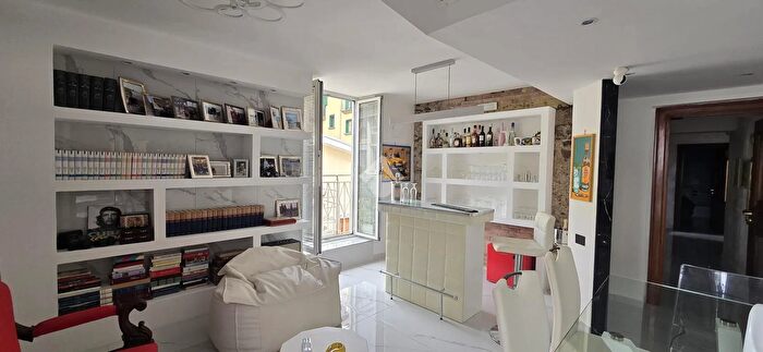 Appartamento con 6 locali in vendita in Via Roma, Salerno