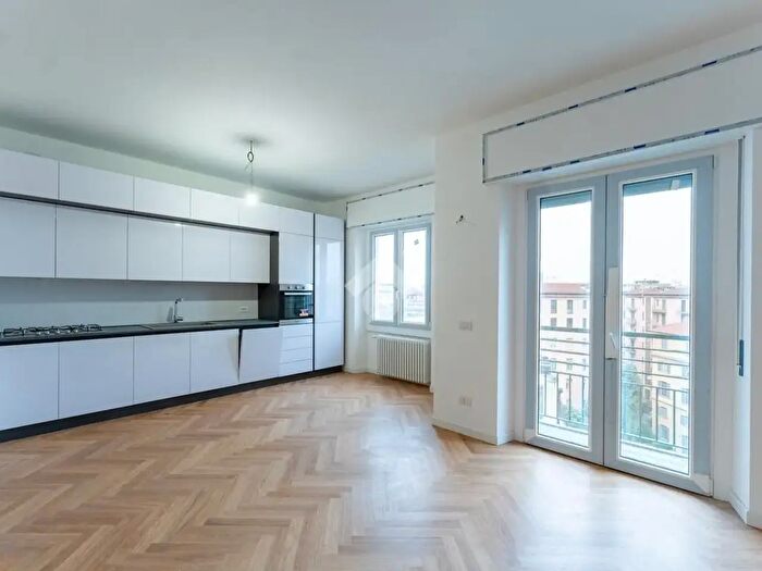 Appartamento trilocale in affitto in Via della Moscova, Milano