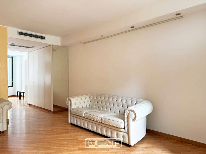 Appartamento trilocale in affitto in Via Madonnina, Brera, Milano