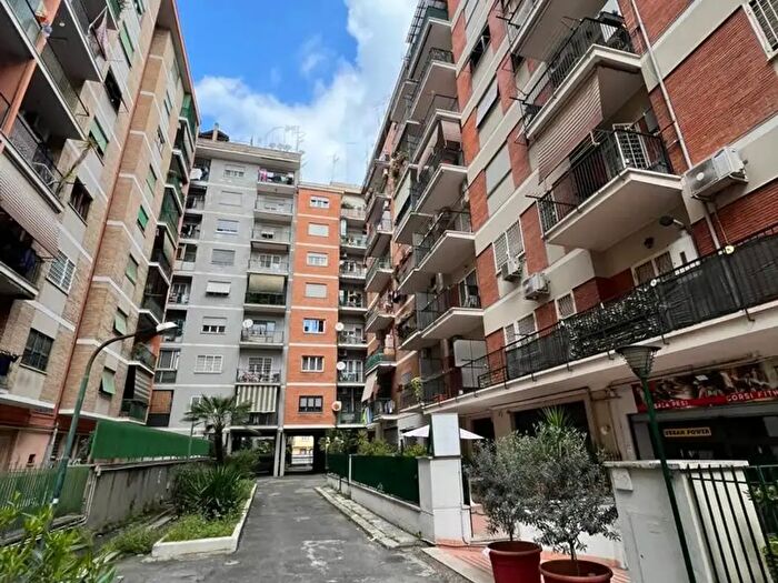 Appartamento trilocale in vendita in Via Bartolino da Novara, Roma