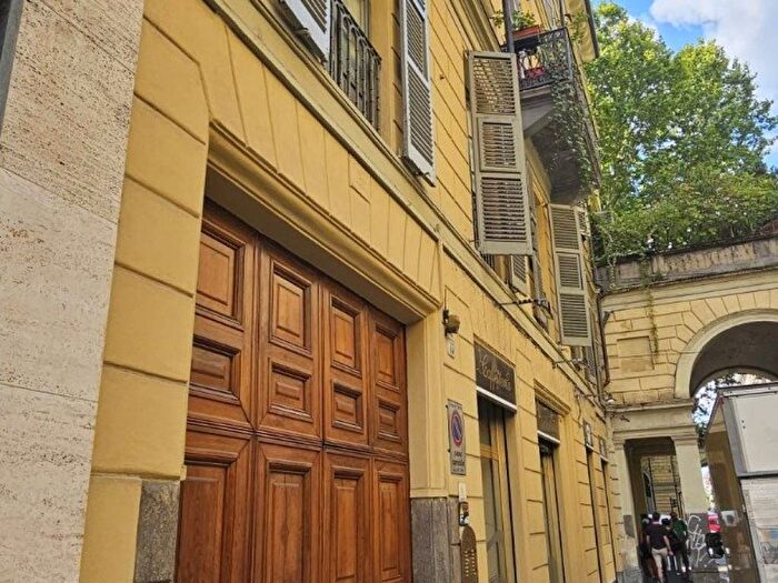 Appartamento trilocale in affitto in Via Arsenale, Via Roma, Torino