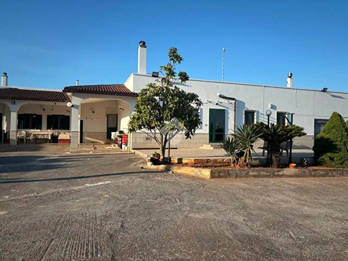 Casa con 9 locali in vendita in Strada Tre Piantelle, Martina Franca
