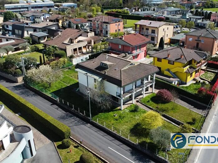 Casa con 11 locali in vendita in Via Crocefisso, Telgate
