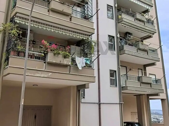 Appartamento con 7 locali in vendita in Via Ferruccio Parri, Caltanissetta