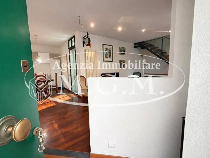 Casa con 6 locali in vendita in Cascina