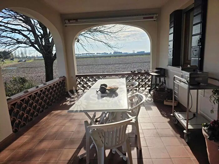 Casa con 7 locali in vendita in Torre Di Mosto