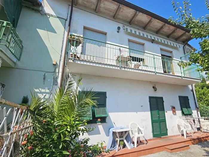 Appartamento con 5 locali in vendita in Massa