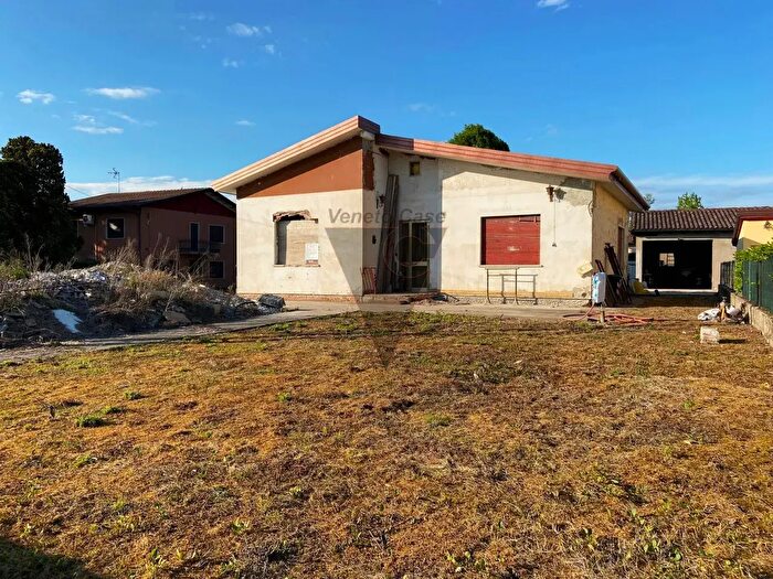 Casa con 5 locali in vendita in Via Redipuglia, Campagna Lupia