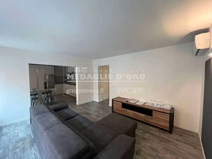 Appartamento quadrilocale in affitto in Via Emilia Centro, Modena