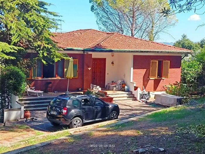 Casa con 6 locali in vendita in Collesalvetti