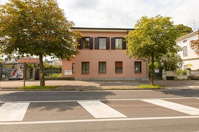 Casa con 11 locali in vendita in Gorizia Viale XX Settembre, Gorizia