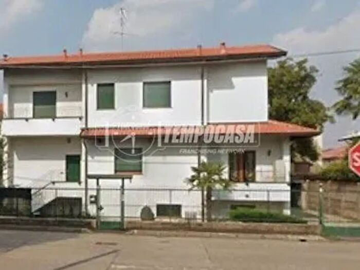 Casa quadrilocale in vendita in Via Piave, Cerro Maggiore