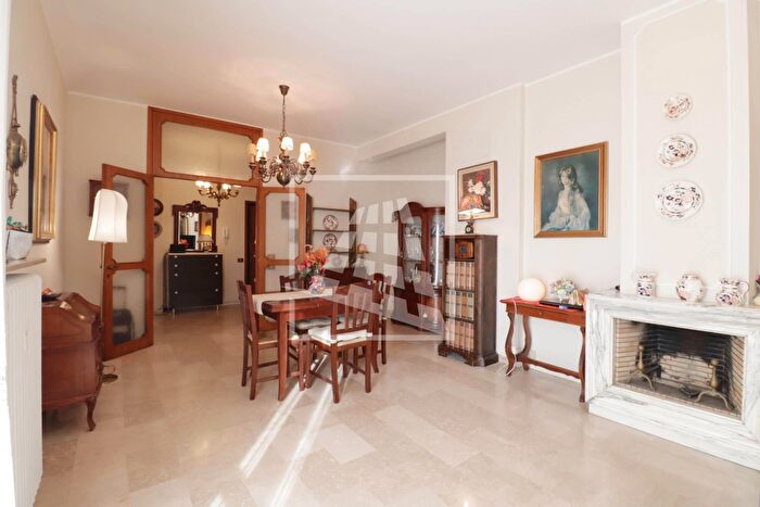 Appartamento con 5 locali in vendita in Via Rossena, Reggio Emilia