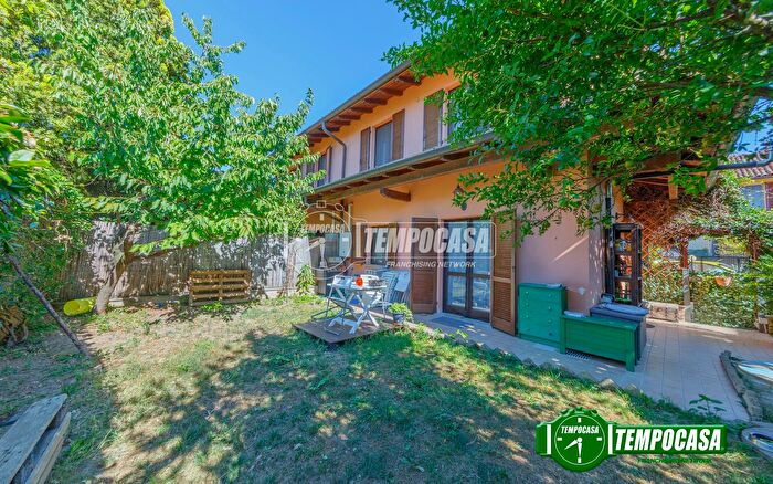 Casa trilocale in vendita in Via Roma, Vernate