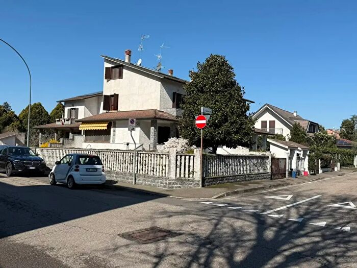 Casa quadrilocale in vendita in Via Ussaro, Zibido San Giacomo