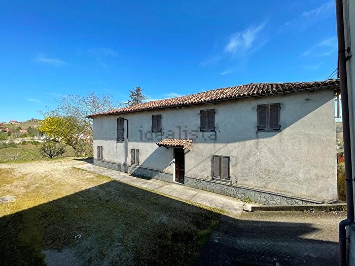 Casa con 8 locali in vendita in Santo Stefano Belbo