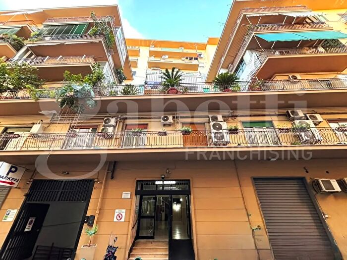 Appartamento con 5 locali in vendita in Via Carlo Pisacane, Napoli