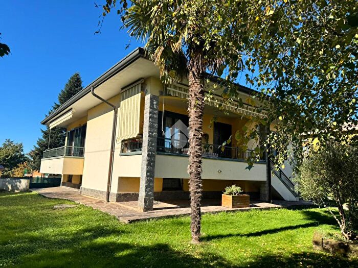 Casa quadrilocale in vendita in Via Legnano, Lomagna