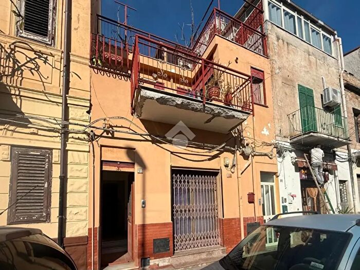 Appartamento trilocale in vendita in Via Carbone, Palermo