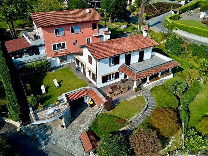 Casa con 8 locali in vendita in Via Donato Bramante, Verbania