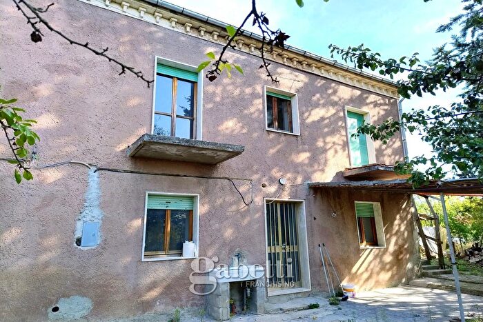 Casa con 11 locali in vendita in Strada Comunale Calvario, Campobasso