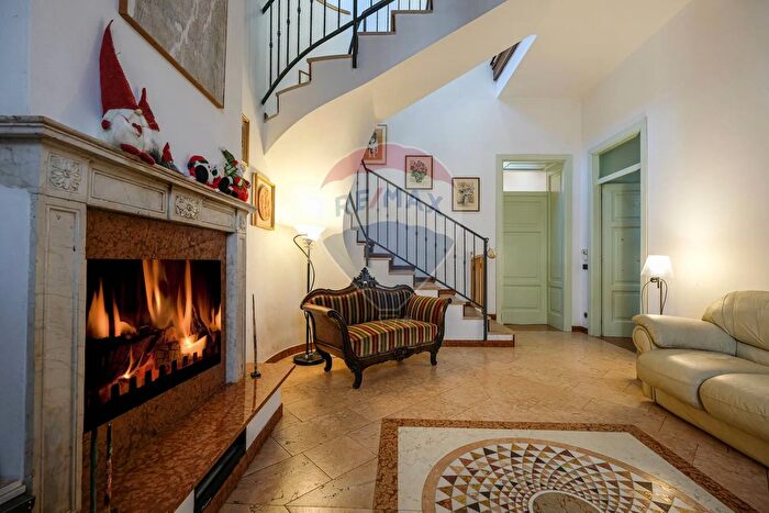 Casa con 12 locali in vendita in Via Conti Albani, Urgnano