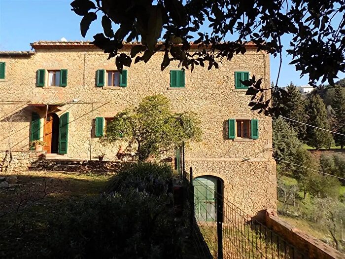 Casa con 18 locali in vendita in Pomarance