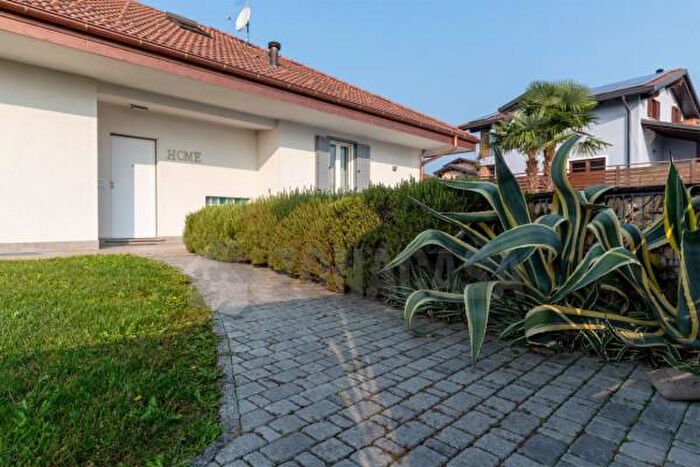 Casa con 6 locali in vendita in Via Monte Bianco, Pombia