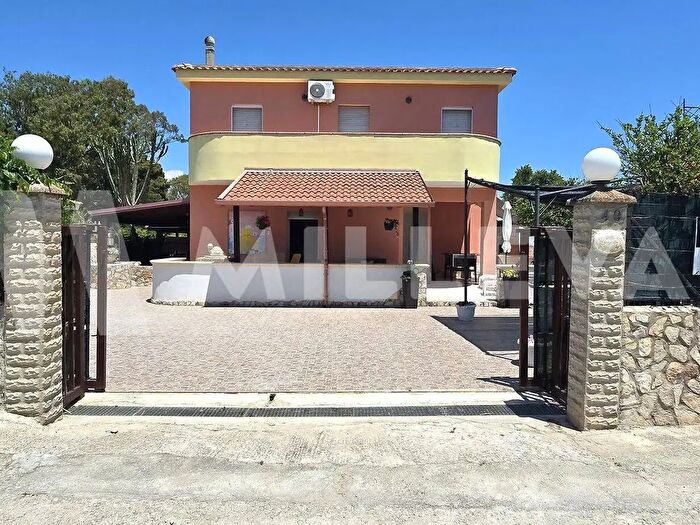Casa con 8 locali in vendita in Ispica