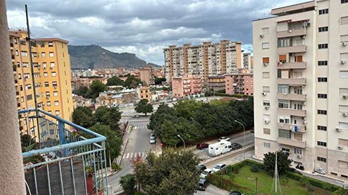 Appartamento trilocale in vendita in Via Leandro Alberti, Palermo