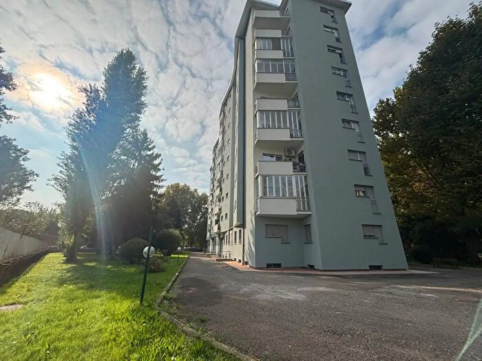 Appartamento con 5 locali in vendita in Via Cascina Corba, Milano