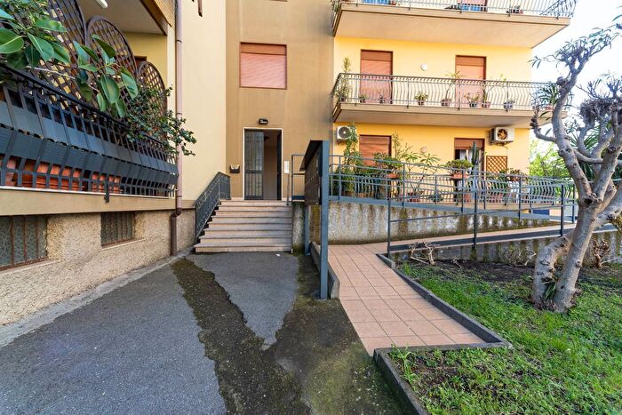 Appartamento con 5 locali in vendita in Via Circumvallazione, Riposto