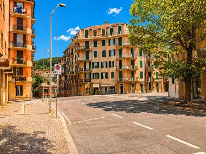 Appartamento con 6 locali in vendita in Via Padova, Savona