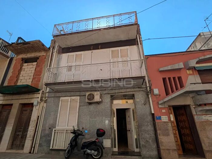 Casa con 13 locali in vendita in Via Garibaldi, Floridia