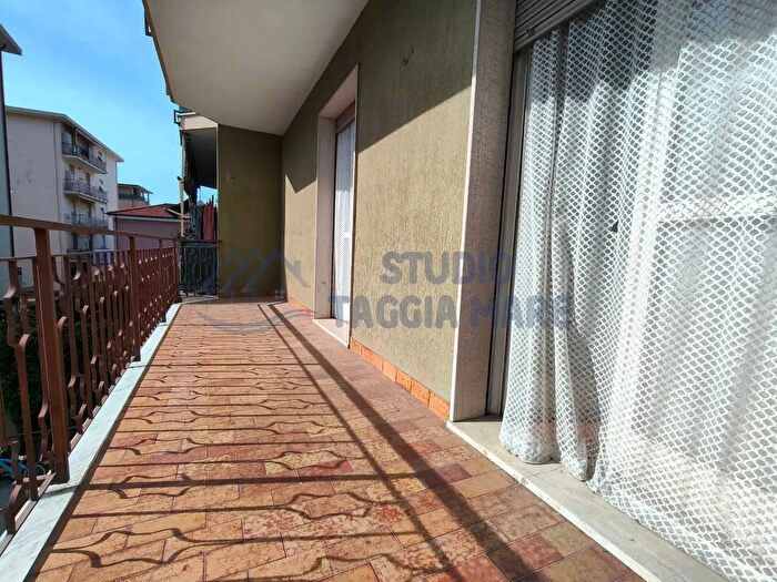 Appartamento trilocale in vendita in Via San Francesco, Taggia