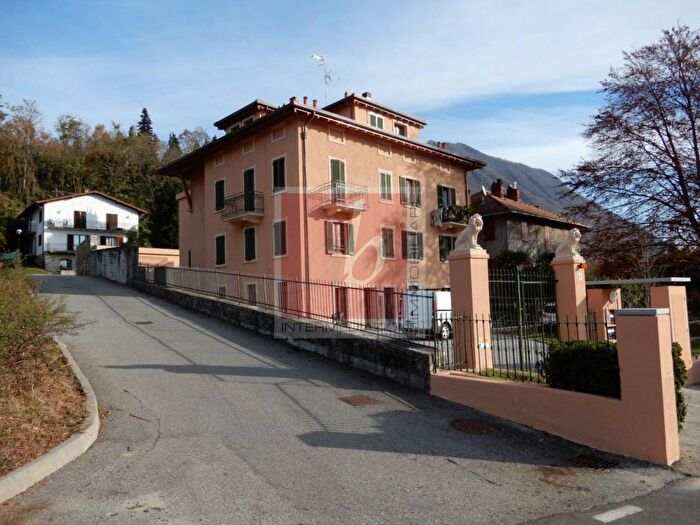 Appartamento trilocale in affitto in Via Chiso, Laveno, LavenoMombello