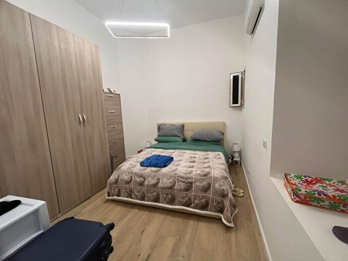 Appartamento trilocale in affitto in Piazzetta Arcangelo Scacchi, Centro Storico, Napoli