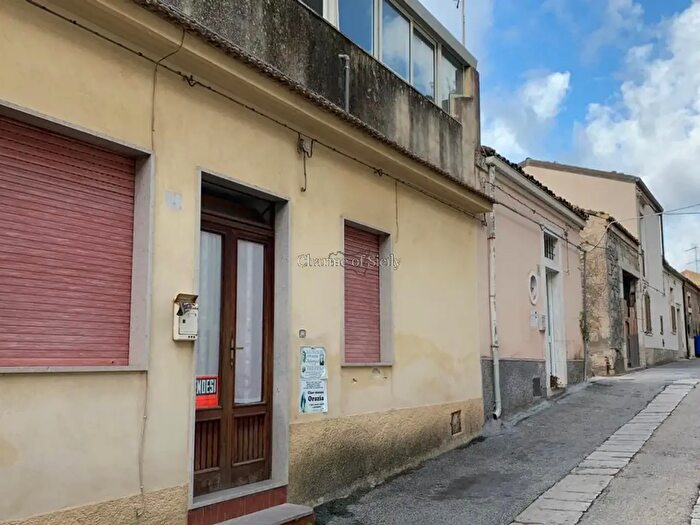 Casa trilocale in vendita in Via Saverio Iachinoto, Modica