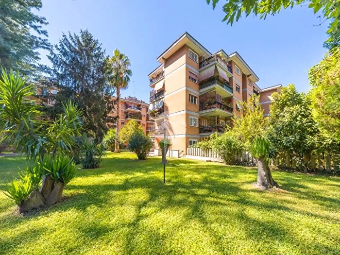 Appartamento trilocale in vendita in Via Peccioli, Roma