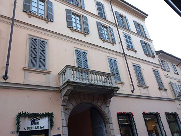 Appartamento quadrilocale in affitto in Via Francesco Dominioni, Centro Storico, Novara