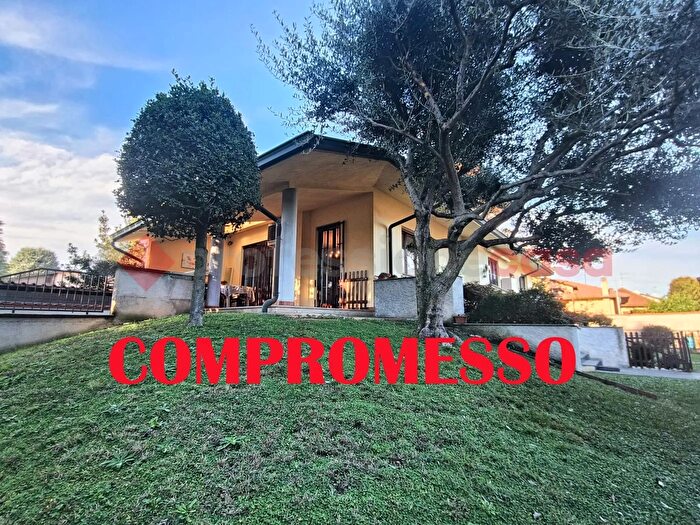 Casa con 5 locali in vendita in Via Appiani, Parabiago