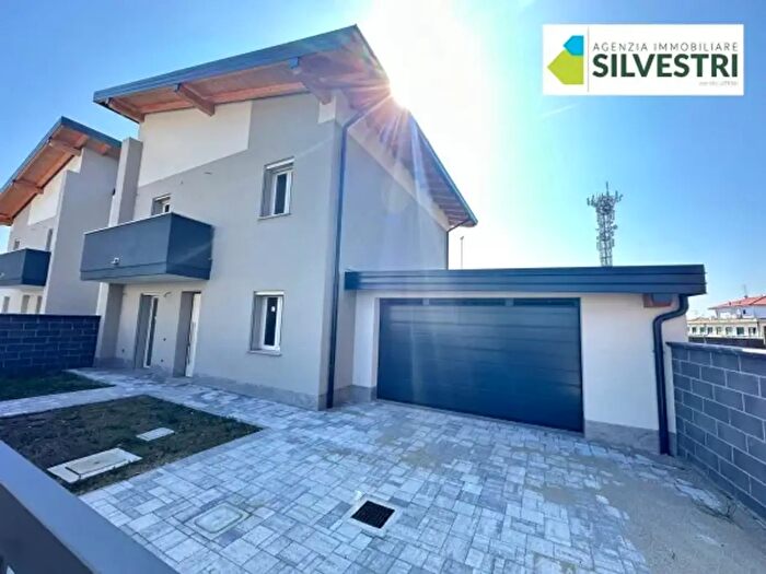 Casa quadrilocale in vendita in Novara