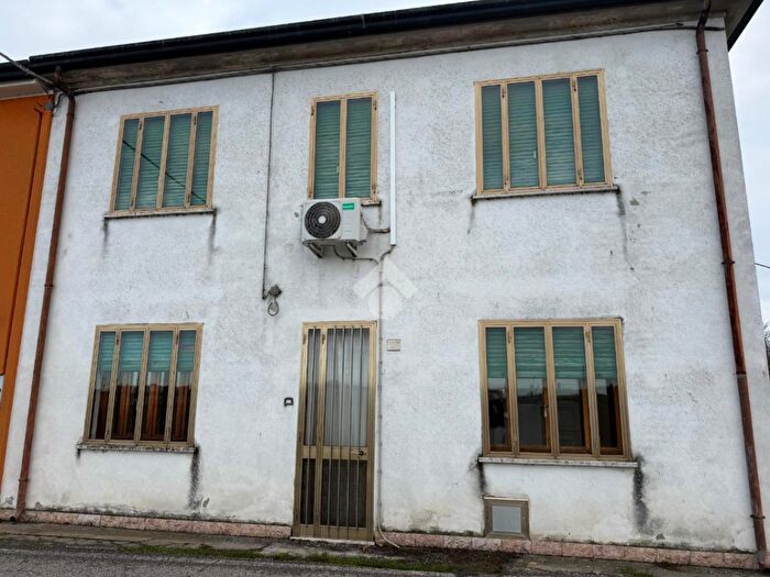Casa quadrilocale in vendita in Viale Domenico Angeli, Rovigo