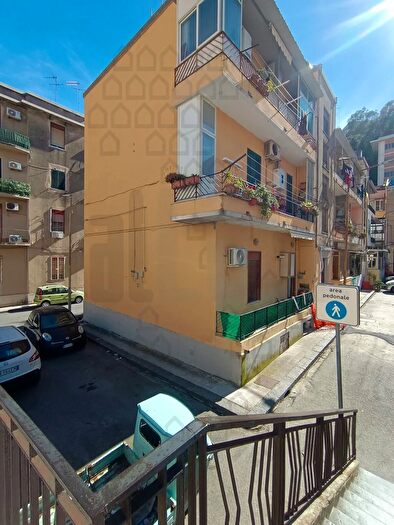 Appartamento trilocale in vendita in Via Pietro Castelli, Messina