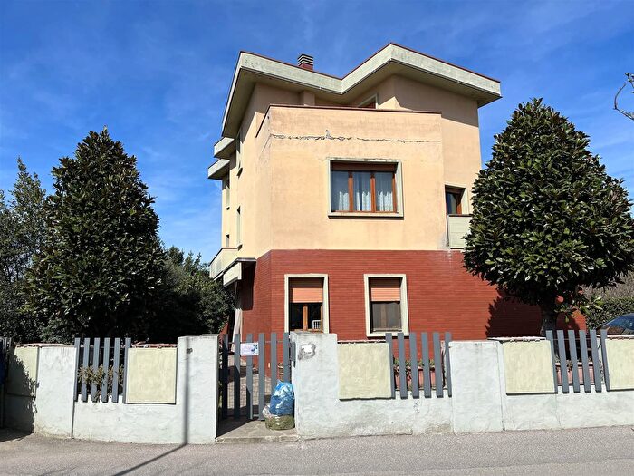 Casa con 12 locali in vendita in Campi Bisenzio, Campi Bisenzio